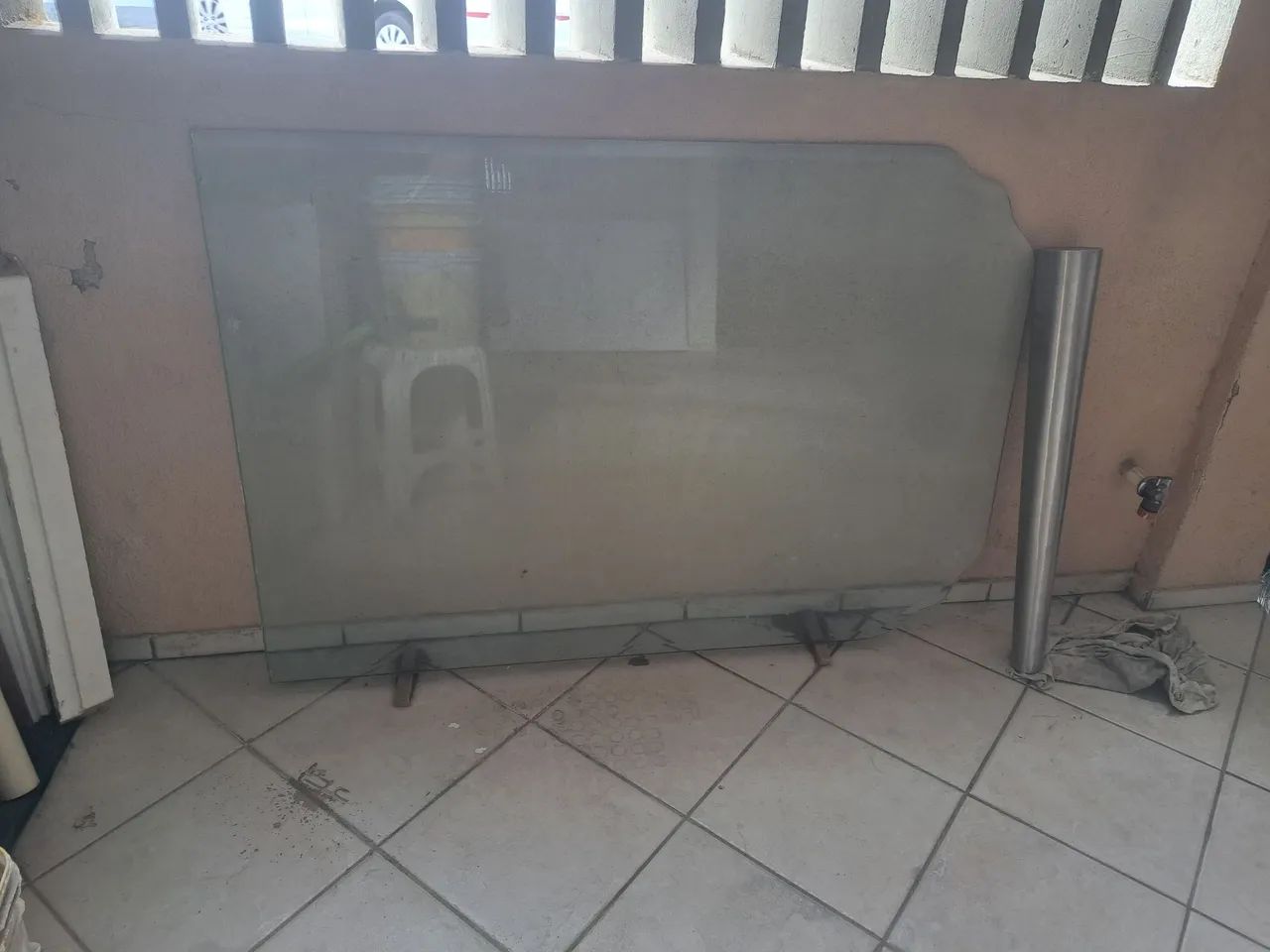Mesa de vidro umbutir