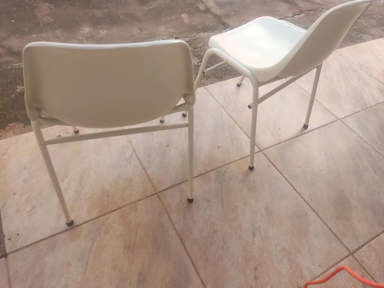 2 Cadeiras de plástico com pé de ferro - Foto 2
