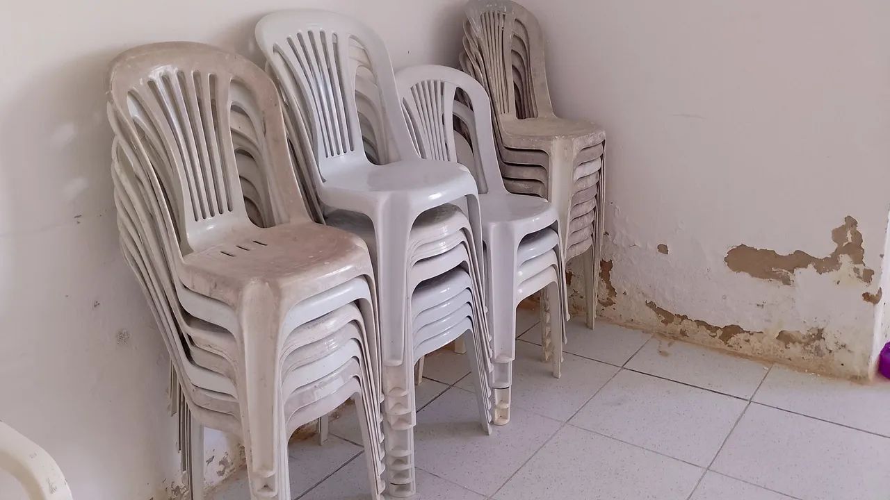 LOTE 28 CADEIRAS DE PLÁSTICO BRANCAS - R$650 - Foto 2