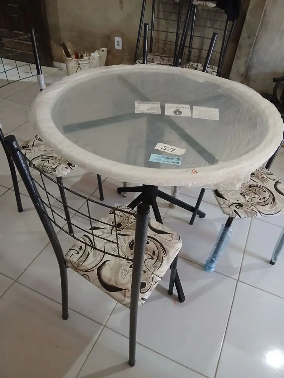 Mesa com 4 cadeiras 