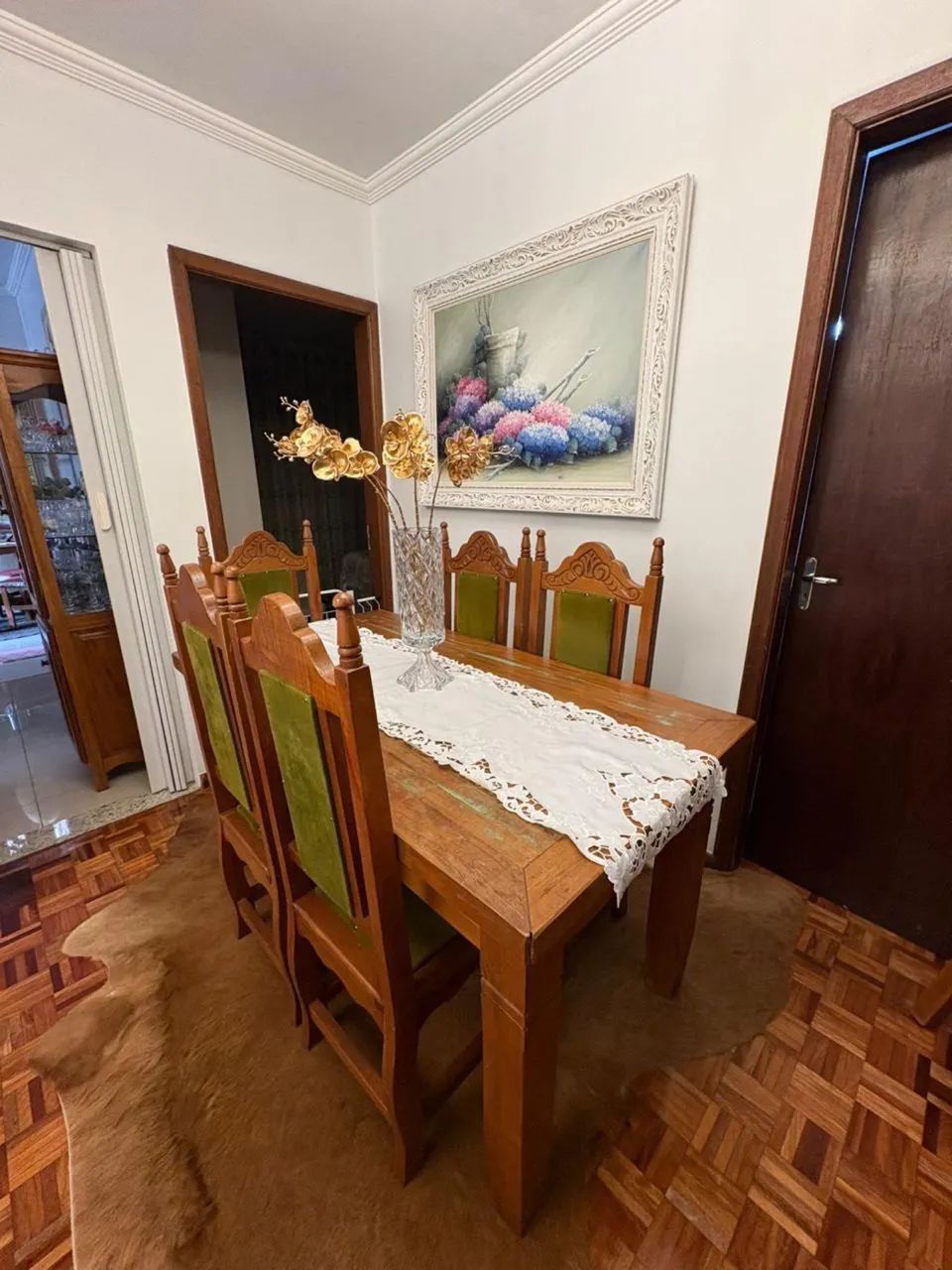 Mesa e cadeiras de madeira 