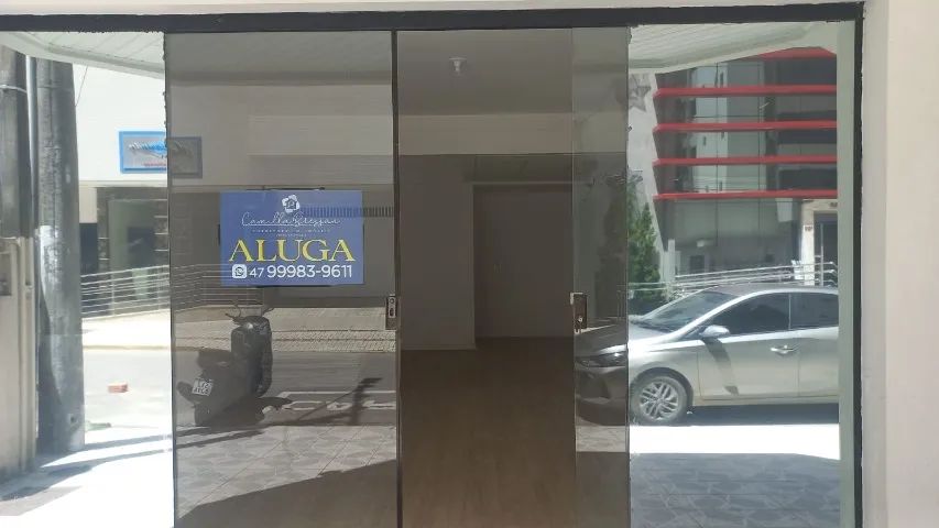 Sala comercial Meia praia, ótima localização!!