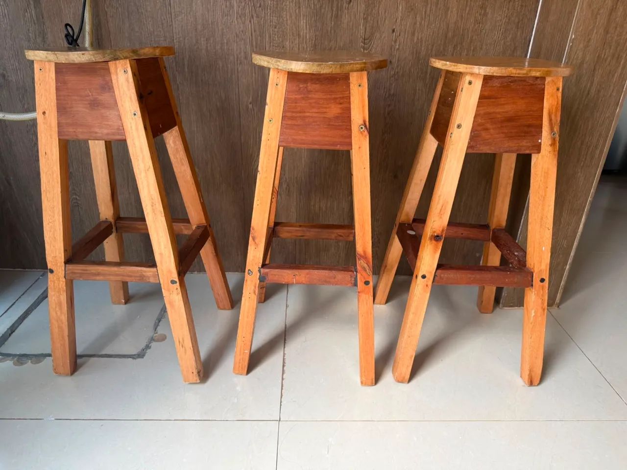 Banqueta em madeira R$ 120,00 cada - Foto 3