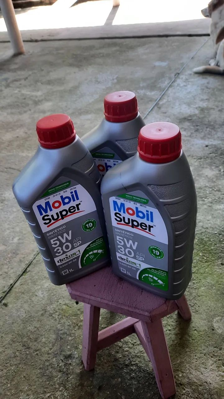 Vendo esses três litros de óleo 5 w 30
