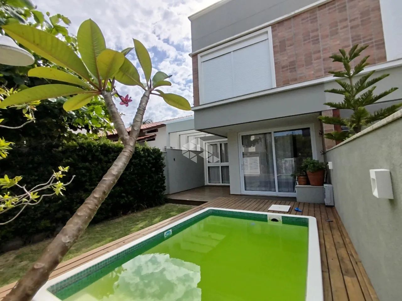 Casa sobrado com piscina