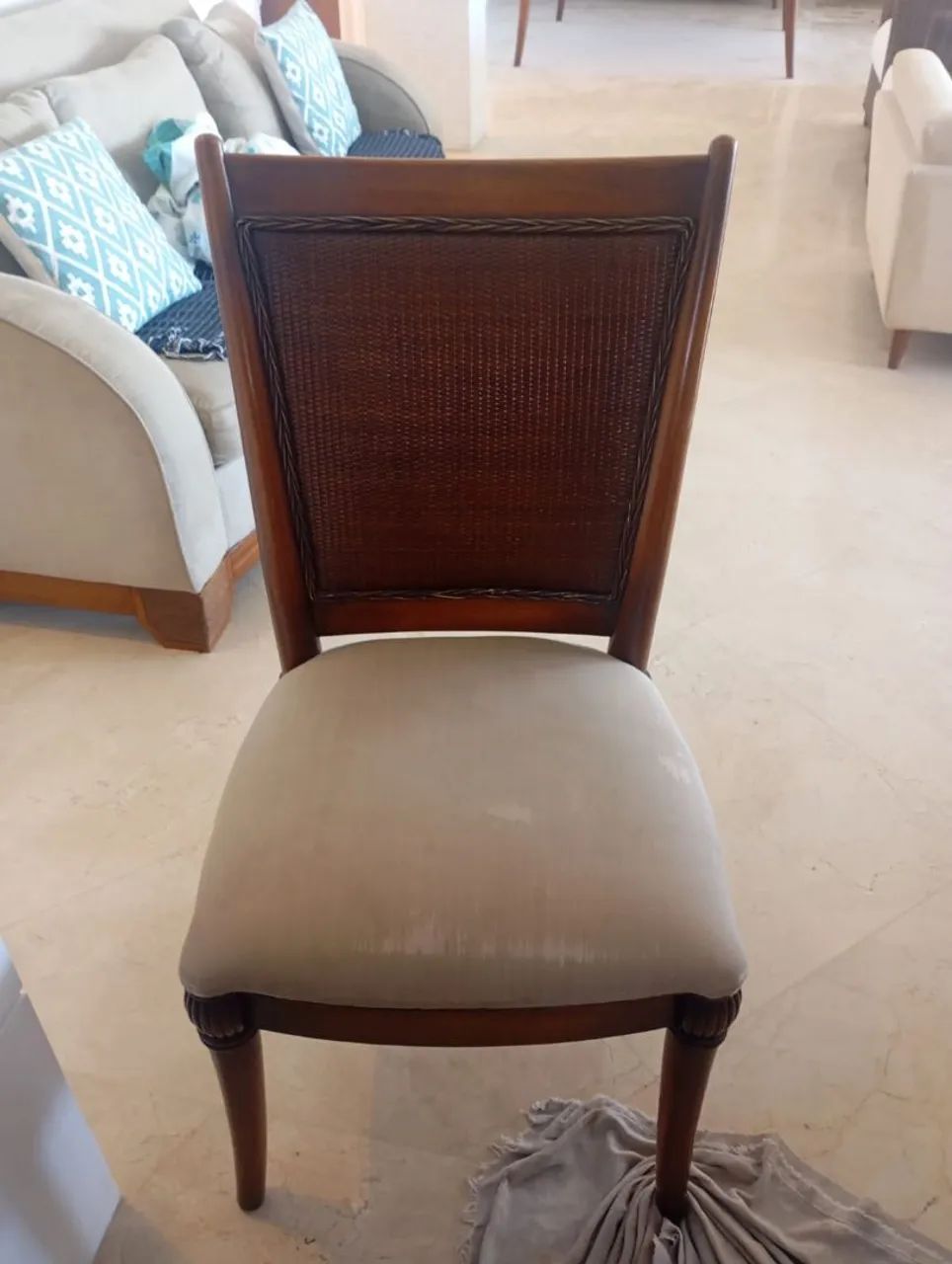 Mesa com 8 Cadeiras madeira em ótimo estado.  - Foto 3