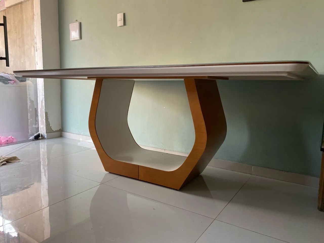 Mesa 6 lugares , sem as cadeiras . 