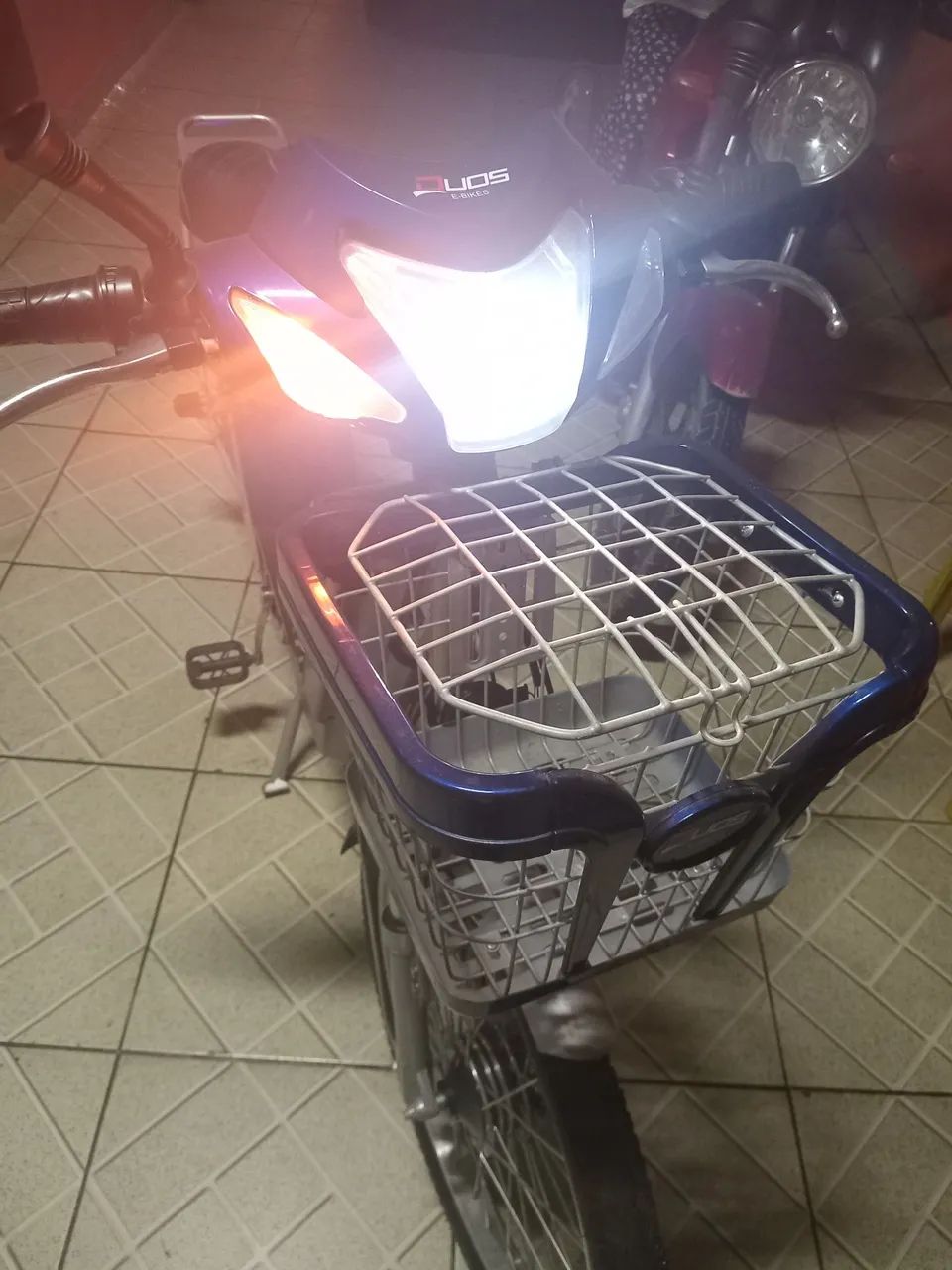 Bicicleta Elétrica E-Maxx Duos 800W Entrada USB Alarme e Seta cor azul - Foto 7
