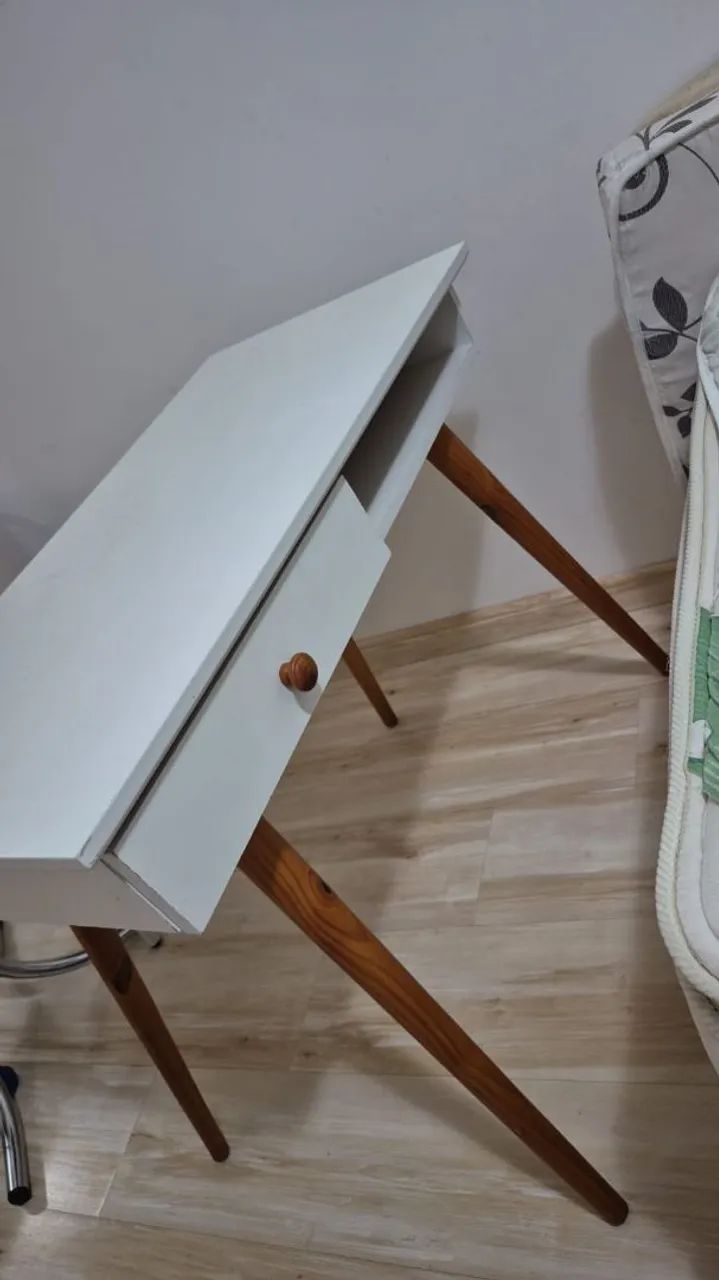 Desk444717888543795204