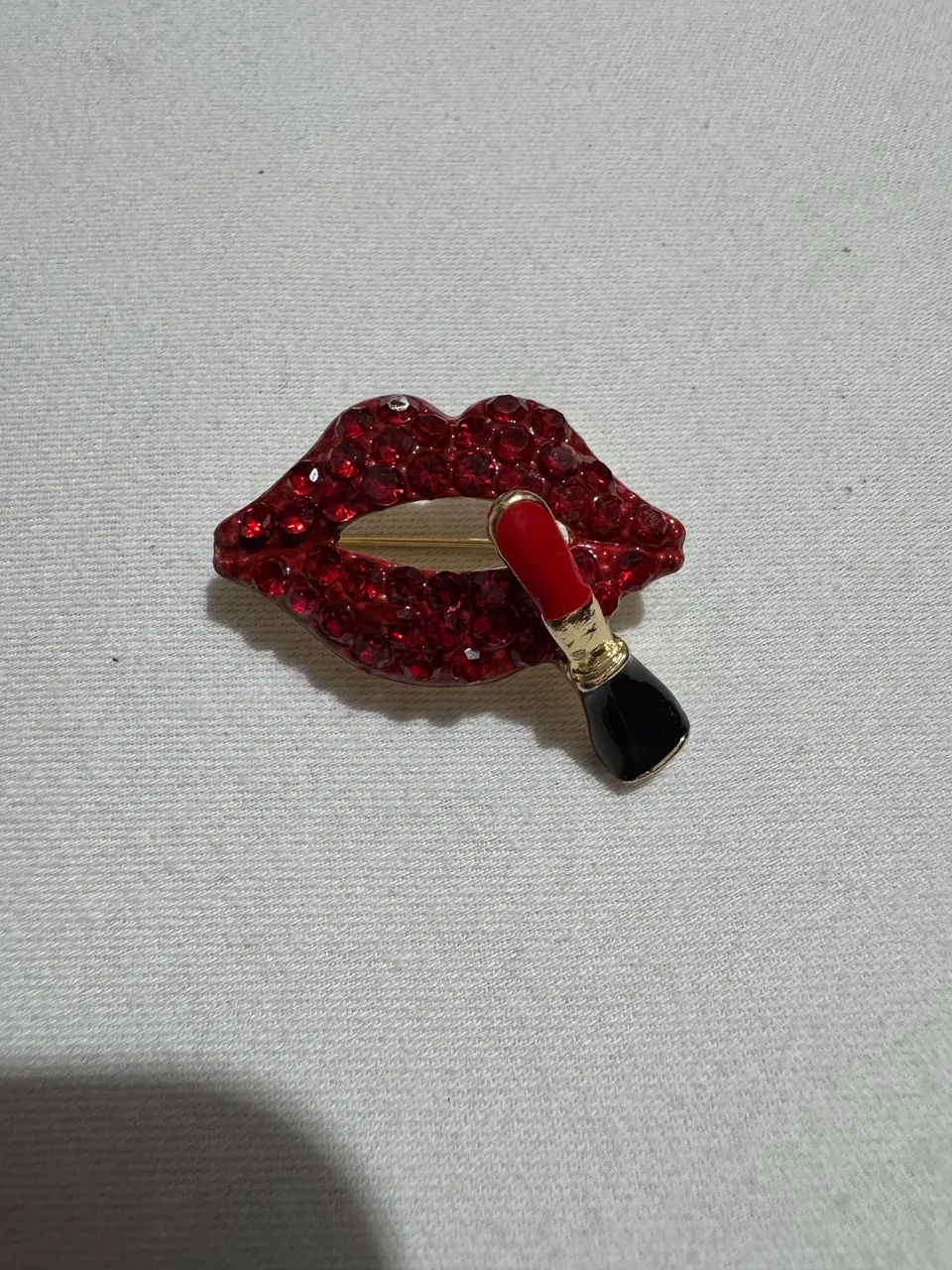 Broche de batom e bota vermelha com strass