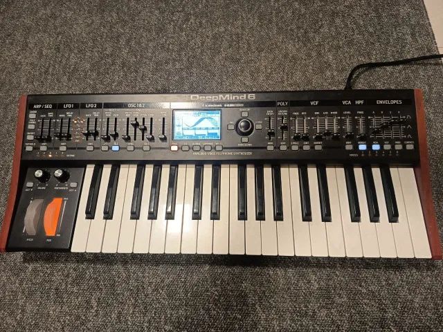 Sintetizador Behringer Deepmind 6