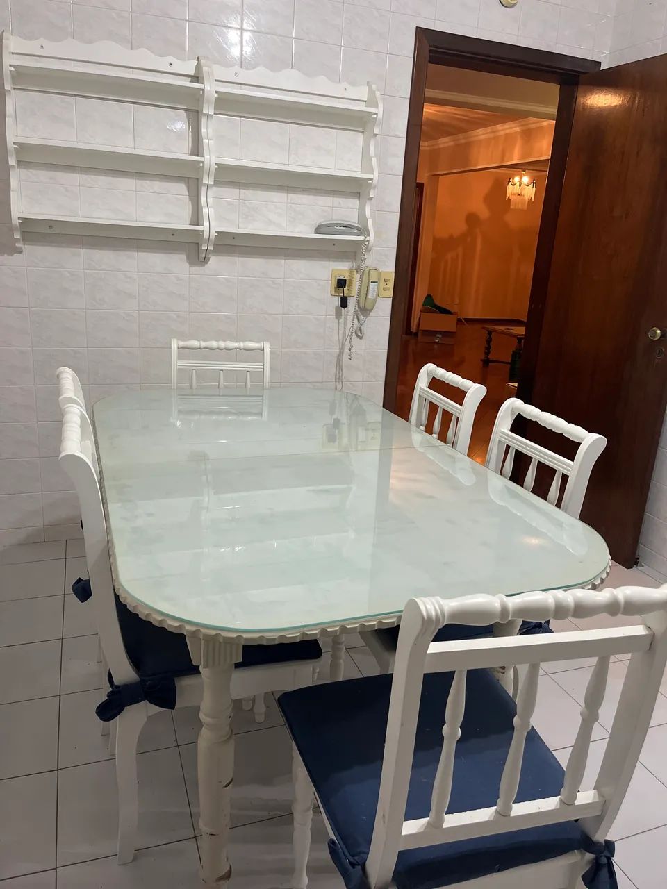 Mesa, cadeiras e estante  - Foto 4