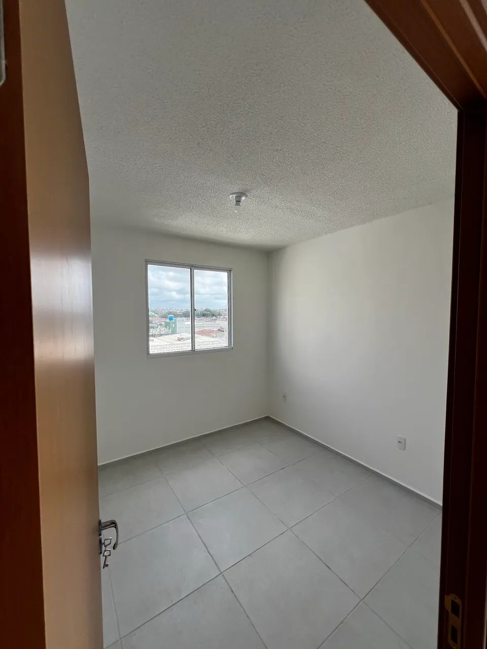 ALUGA-SE APARTAMENTO - RESIDENCIAL TOULON
