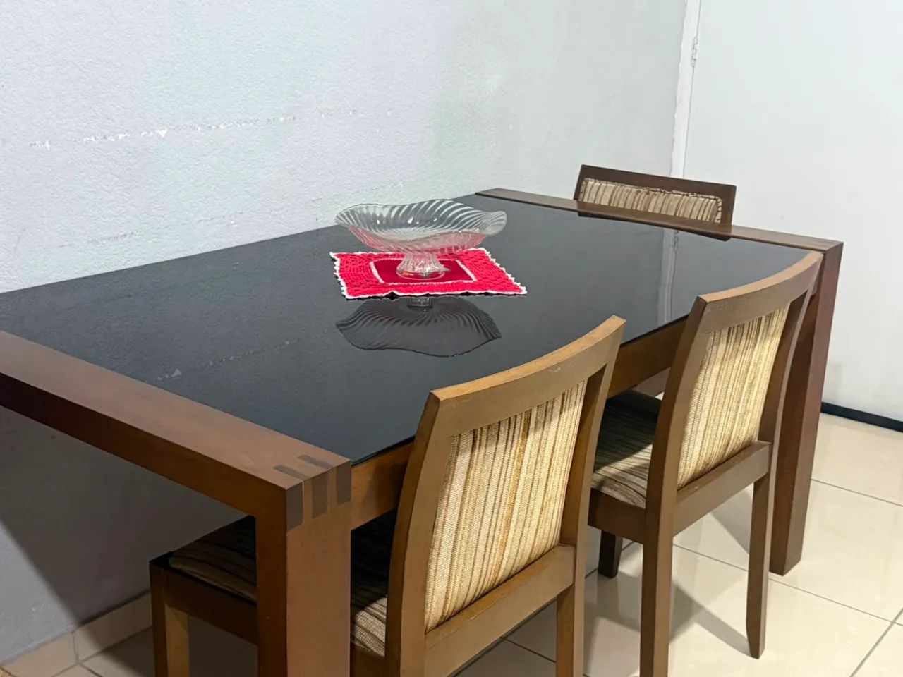 Vendo mesa com 6 cadeiras 
