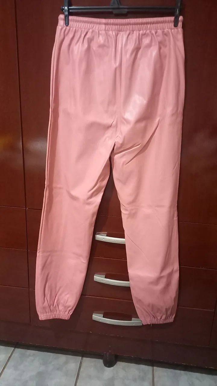 Calça em courino rosa. Tamanho M.  - Foto 3
