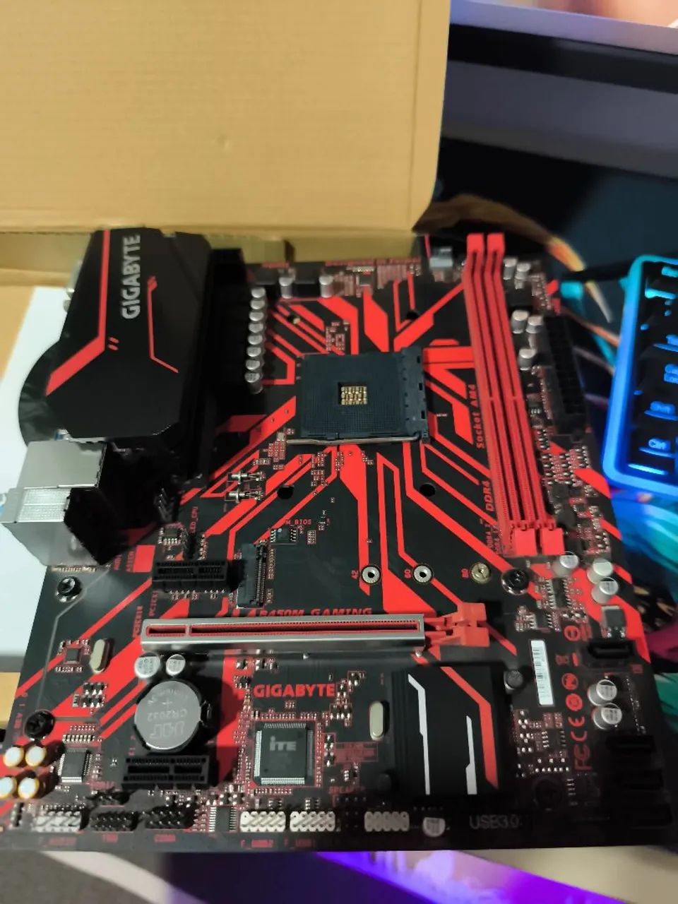 Placa-Mãe Gigabyte B450M Gaming  - Foto 4