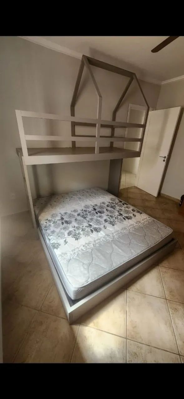 Cama infantil com casinha superior 
