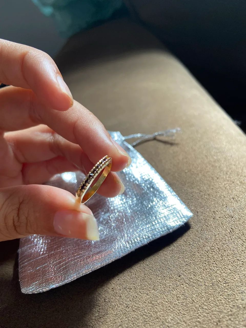 Vendo anel dourado com pedras vermelhas.  - Foto 4