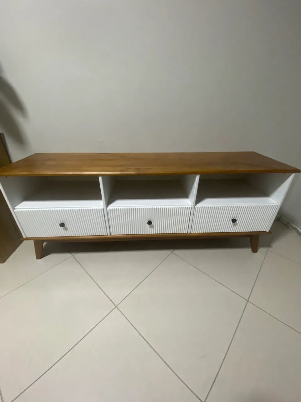 Rack para TV até 75 Polegadas MDF 160cm Pés em Madeira Maciça