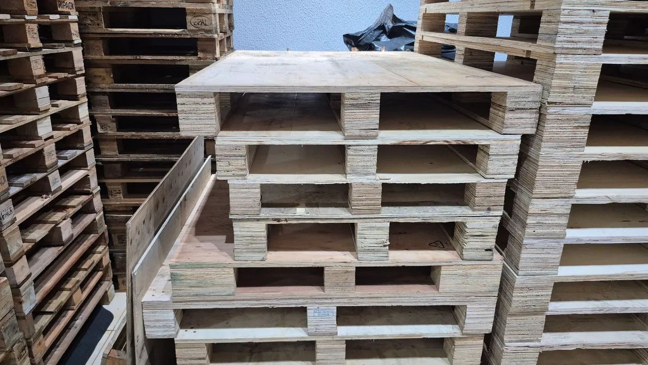 Pallets seminovos compensado resistente, entregamos.  - Foto 2