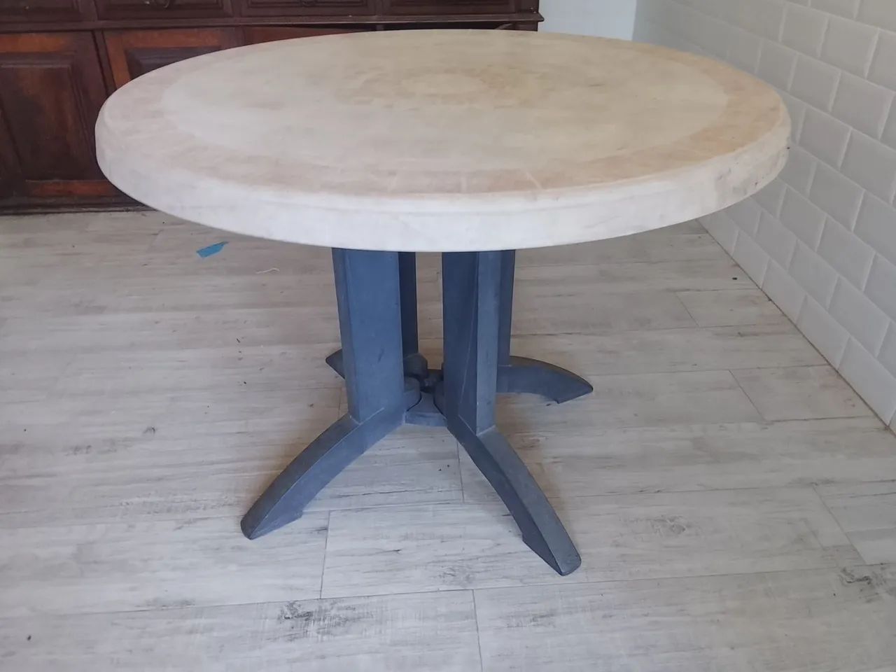 Mesa plástica com 4 cadeiras 