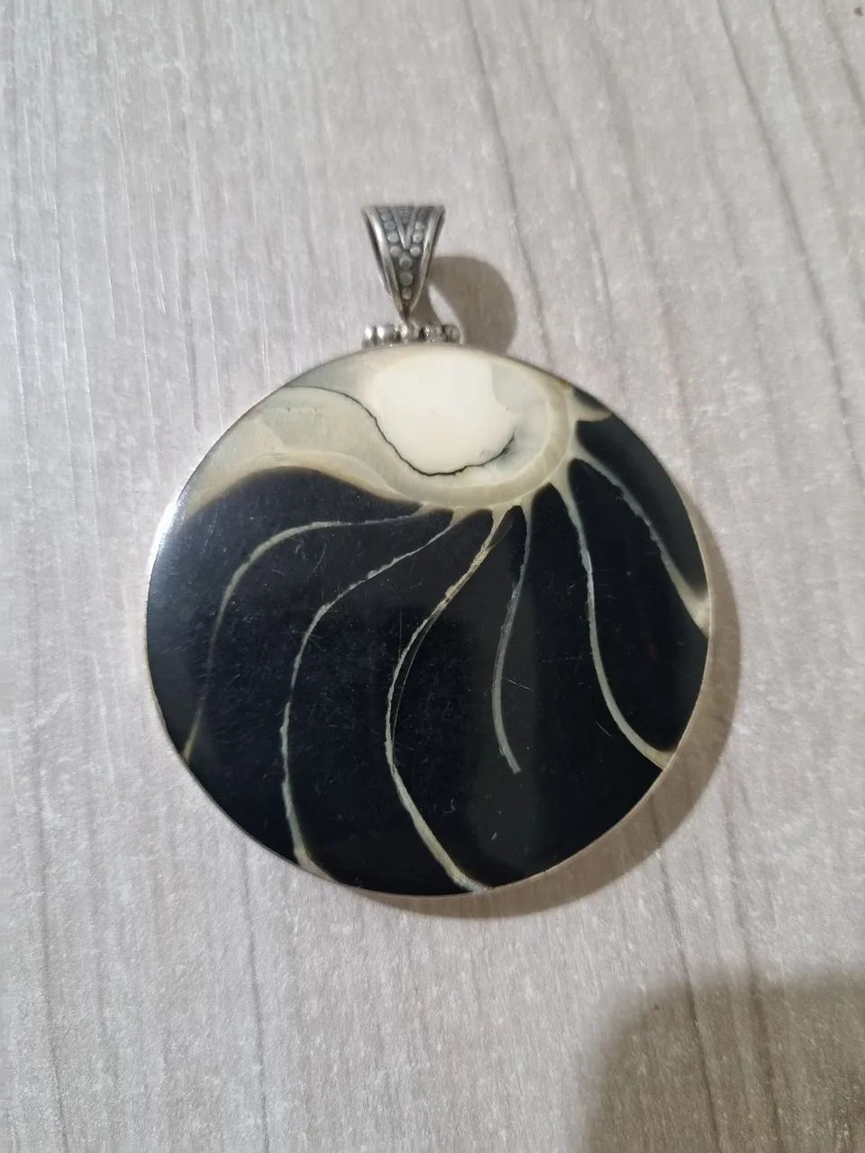 Pingente da Black Nautilus, em prata 925, diâmetro 5 cm.