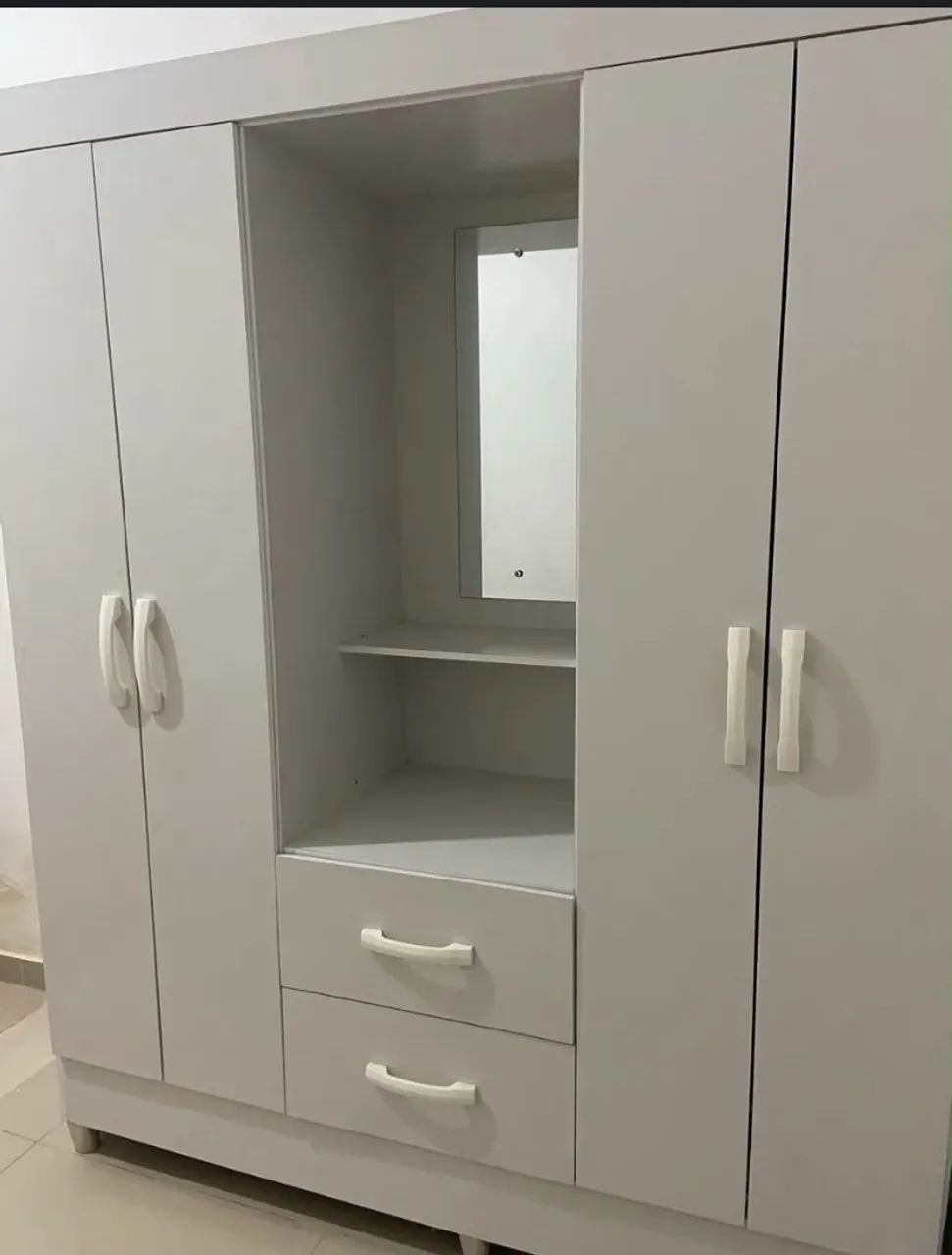 Guarda roupa branco com espelho 