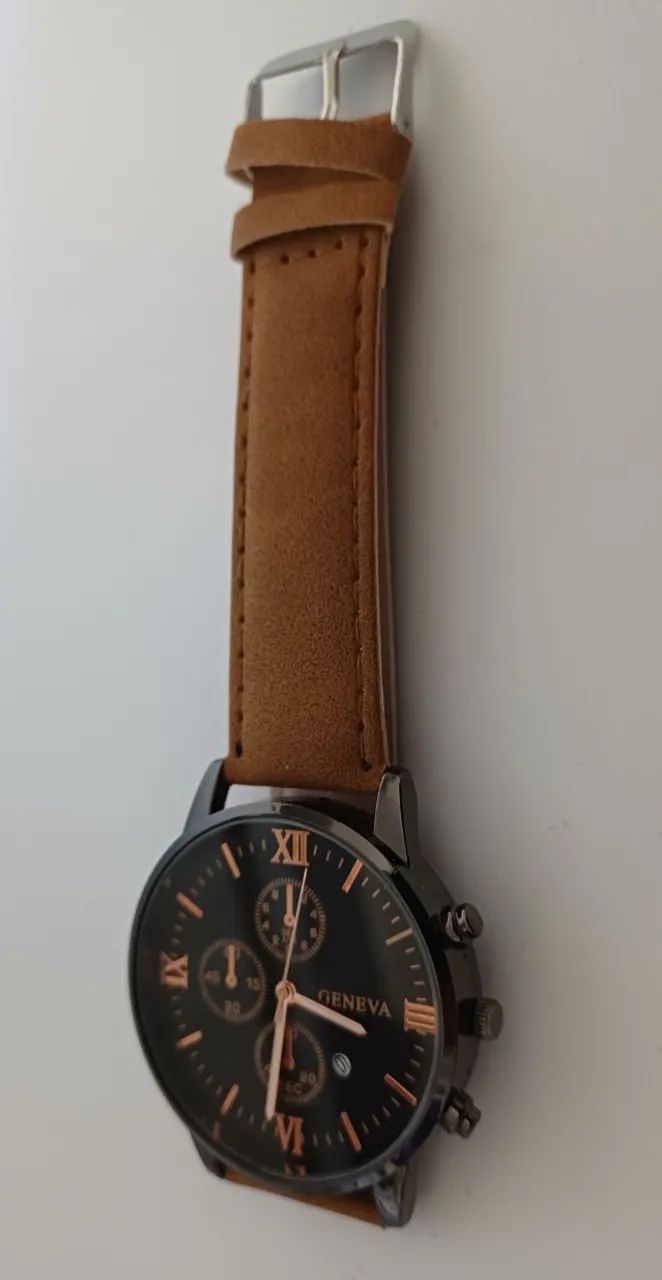 Relógio Geneva fundo preto, pulseira marrom - Foto 3