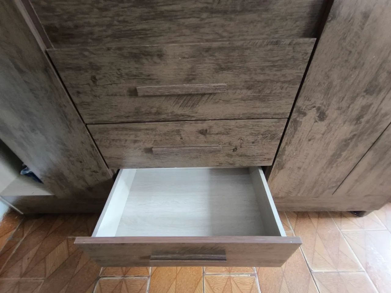 Guarda roupa 2 portas e 3 gavetas.  - Foto 5