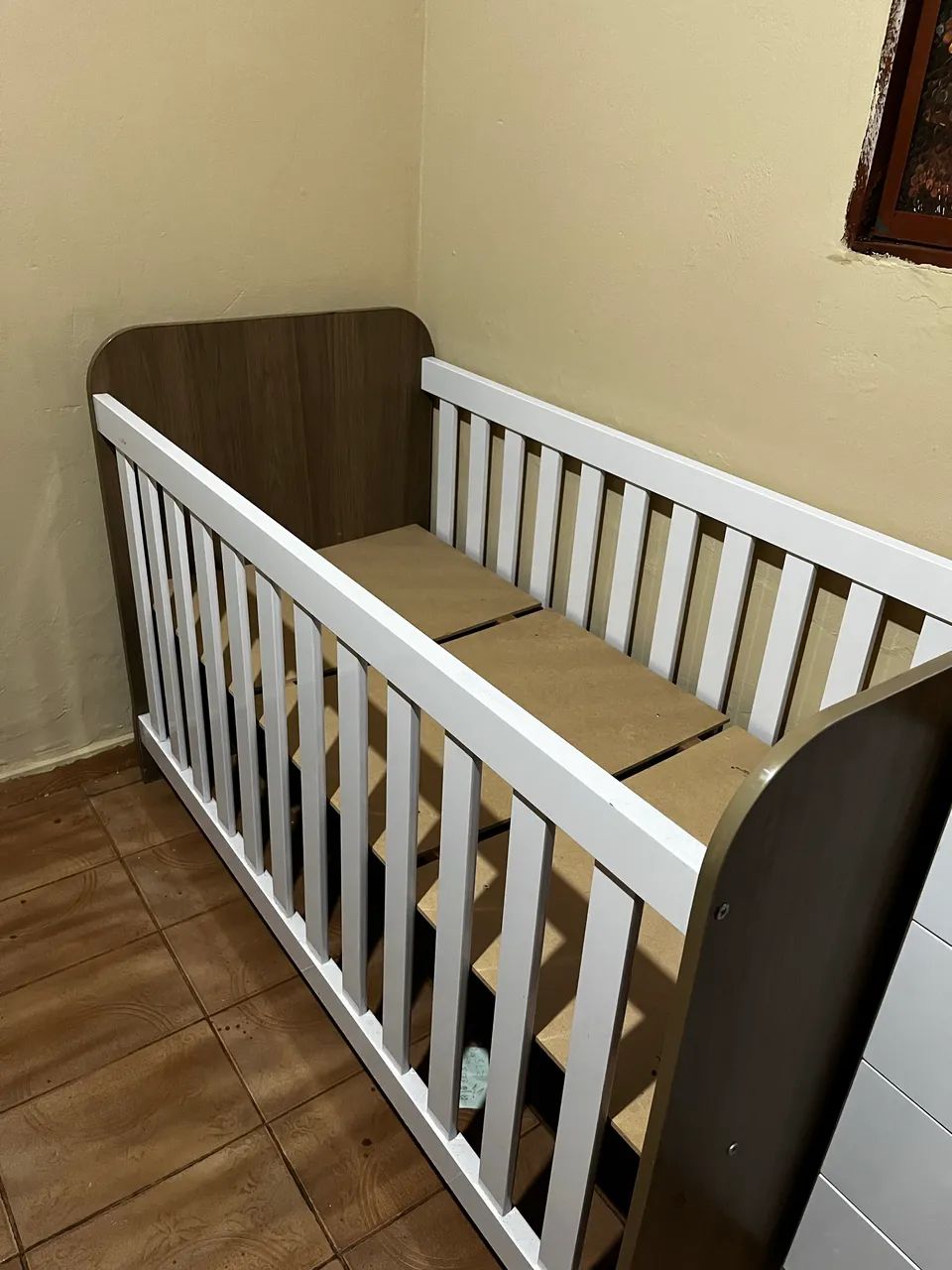 Berço e guarda-roupa 