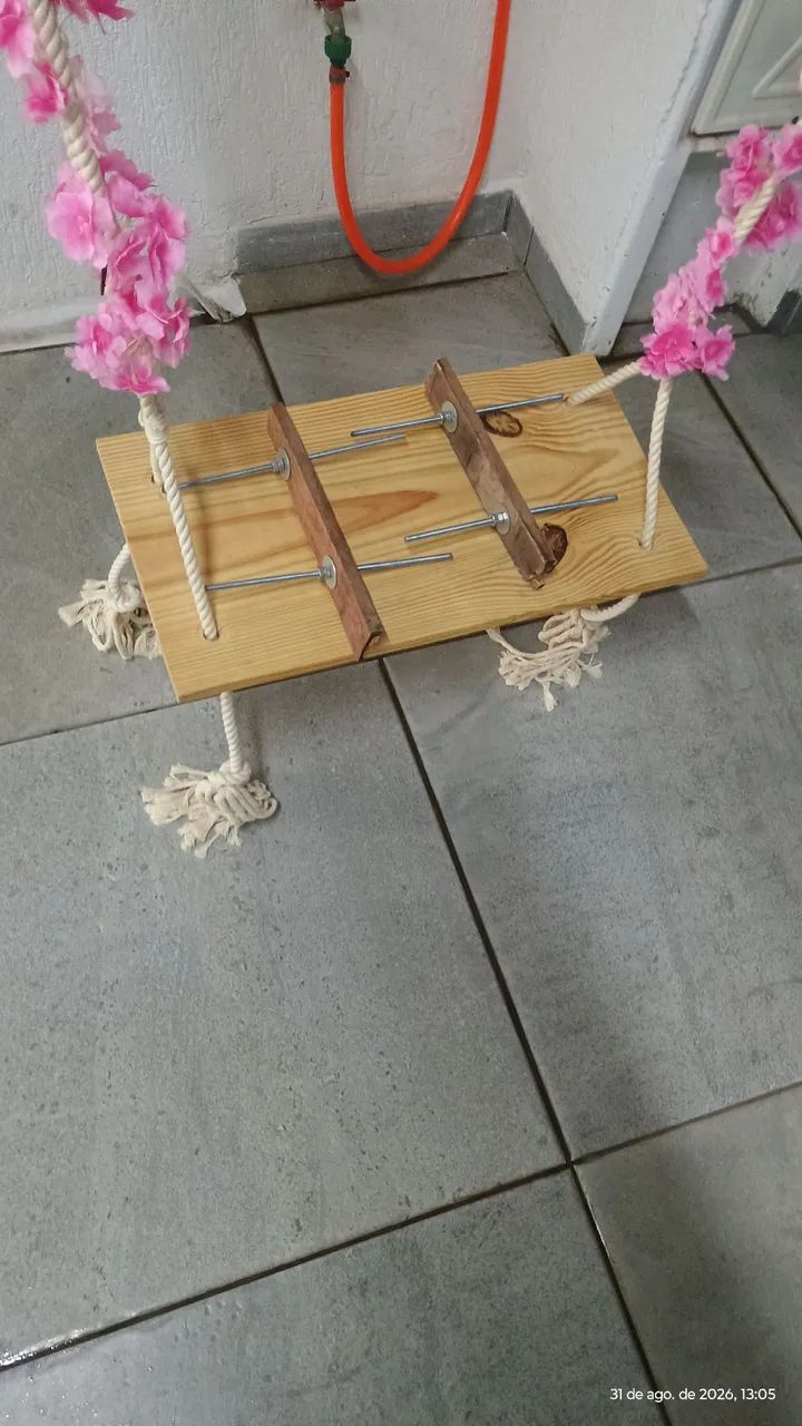 Balança de madeira com corda e flores - Foto 3