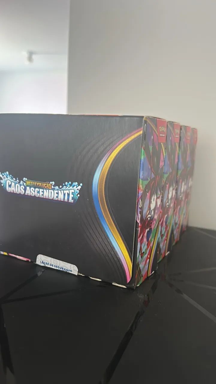 Booster box caos ascendente Pokémon com 216 cartas