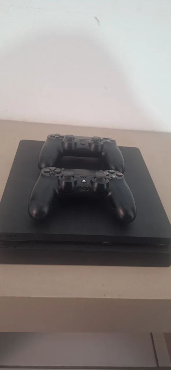 Ps4 slim com 2 controles e vários jogos - Foto 3