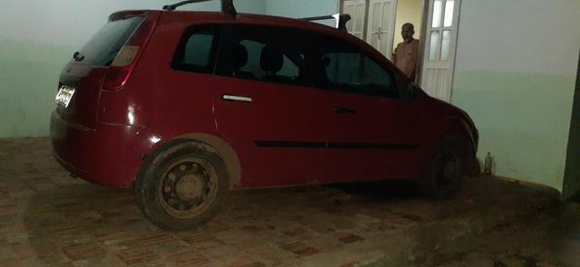 Vendo um Ford Fiesta Hatch vermelho - Foto 3