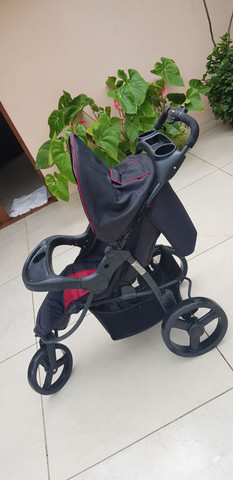 Carrinho de bebê com bebê conforto - Foto 3