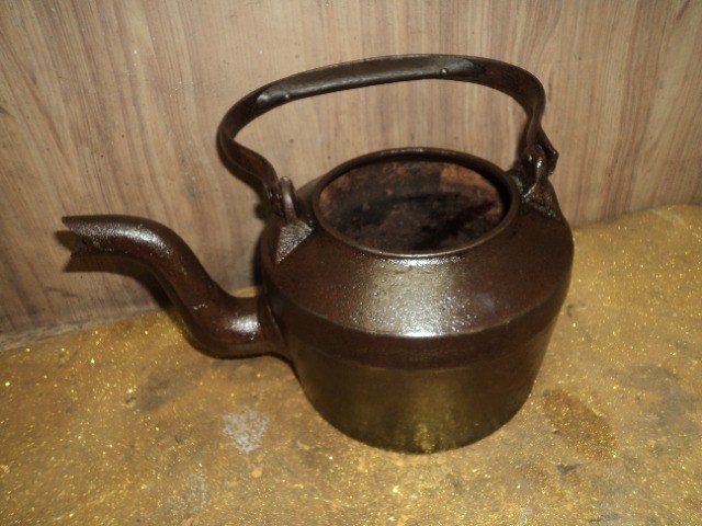 chaleira ferro .uso ;antiga /2litro  - Foto 5