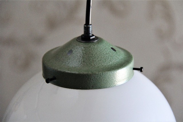 Lustre com 2 Globos em Opaline / Metais Cor Verde Martelada Anos 50 - Foto 5