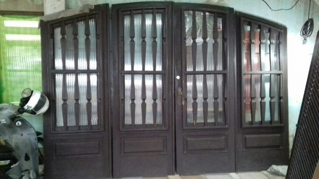 Porta colonial de madeira