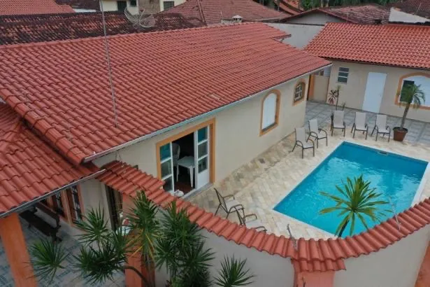 Casa com piscina a 100 metros do mar disponível feriado