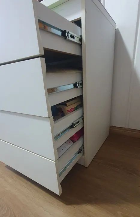 Escrivaninha de madeira com gavetas e tampo de vidro - Foto 2