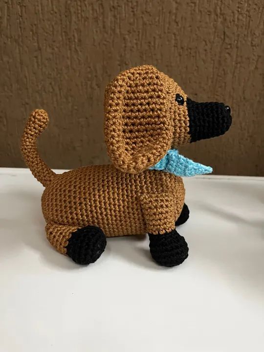 Mini Cahcorro Dachshund Marrom Sentado em Crochê Amigurumi Pelúcia Salsicha - Foto 4