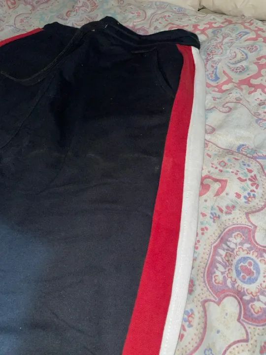CALÇA MOLETOM PRETO E VERMELHO - Foto 3