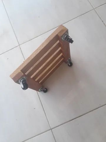suporte quadrado de madeira com rodinha - Foto 5
