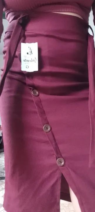 Saia midi vinho com botões e fenda - Foto 2