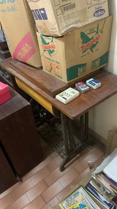 Máquina de  costura antiga com móvel