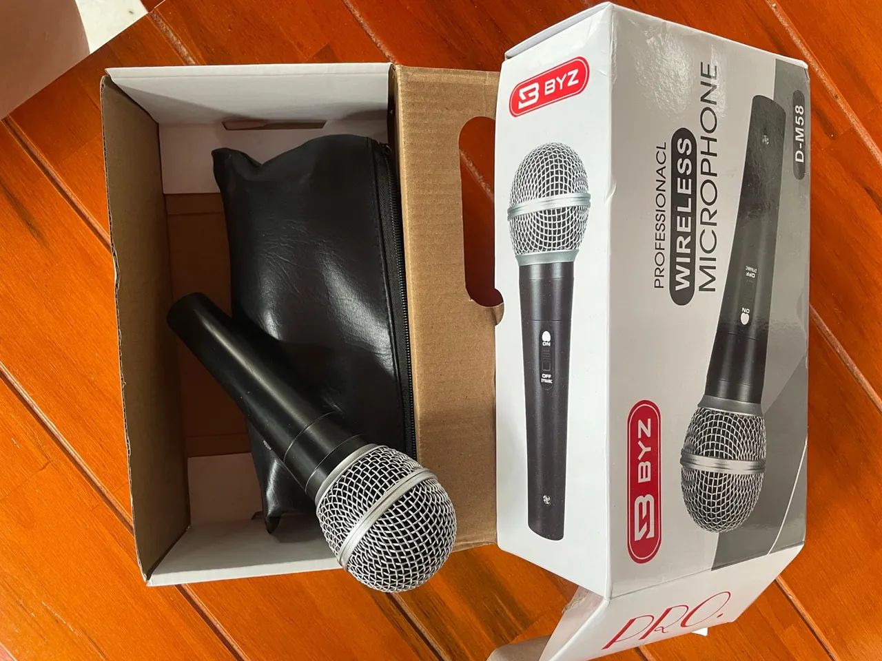 Microfone Sem Fio Profissional B-BYZ D-M58