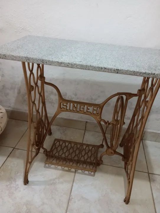 Vendo pé de Máquina Antigos modelo Arranha , com pedra de Mármore  - Foto 4