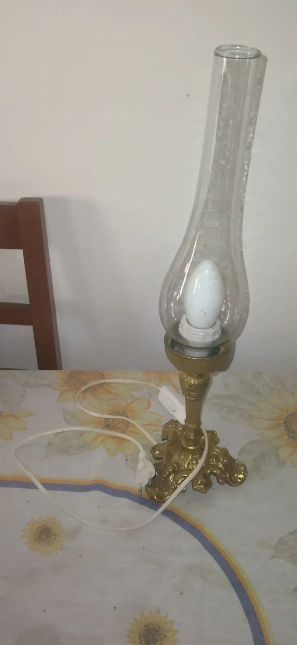Abajour antigo de bronze com cupula de vidro  - Foto 2
