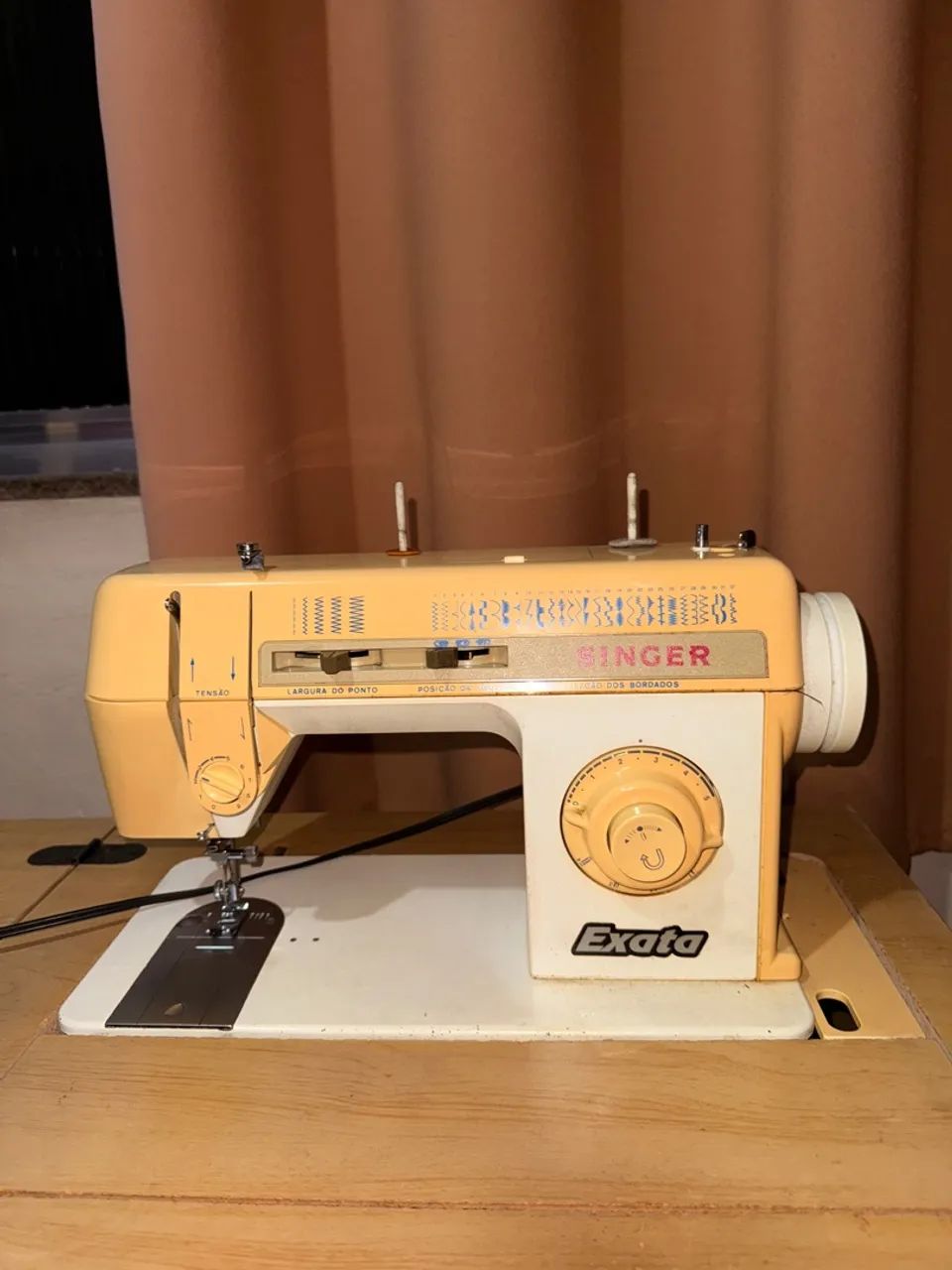Máquina de Costura Singer Exata com gabinete 