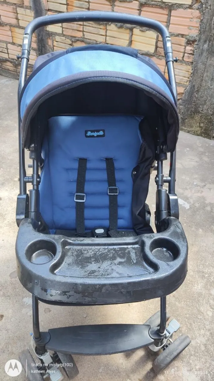 Carrinho de bebê azul com bandeja